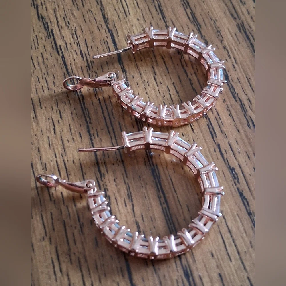 Elegant Rose Gold And Crystal Hoop Earrings EUC - Picture 10 of 11